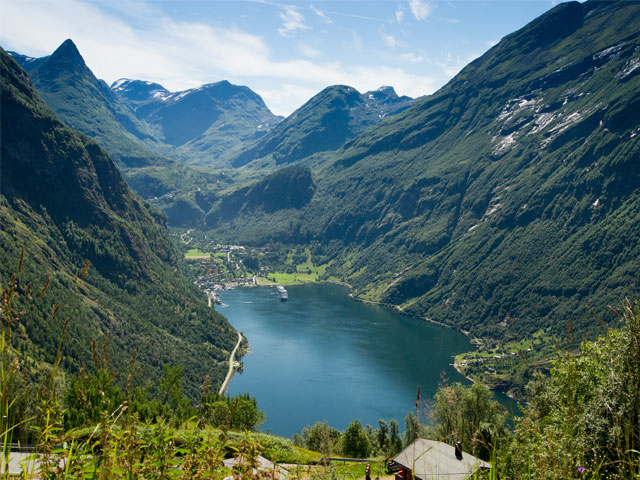 Le fjord est une vallée usée par un glacier qui avance de la montagne à la mer.
