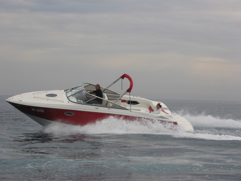 Une vitesse excessive dans un port peut être punie d’une amande par la police maritime.