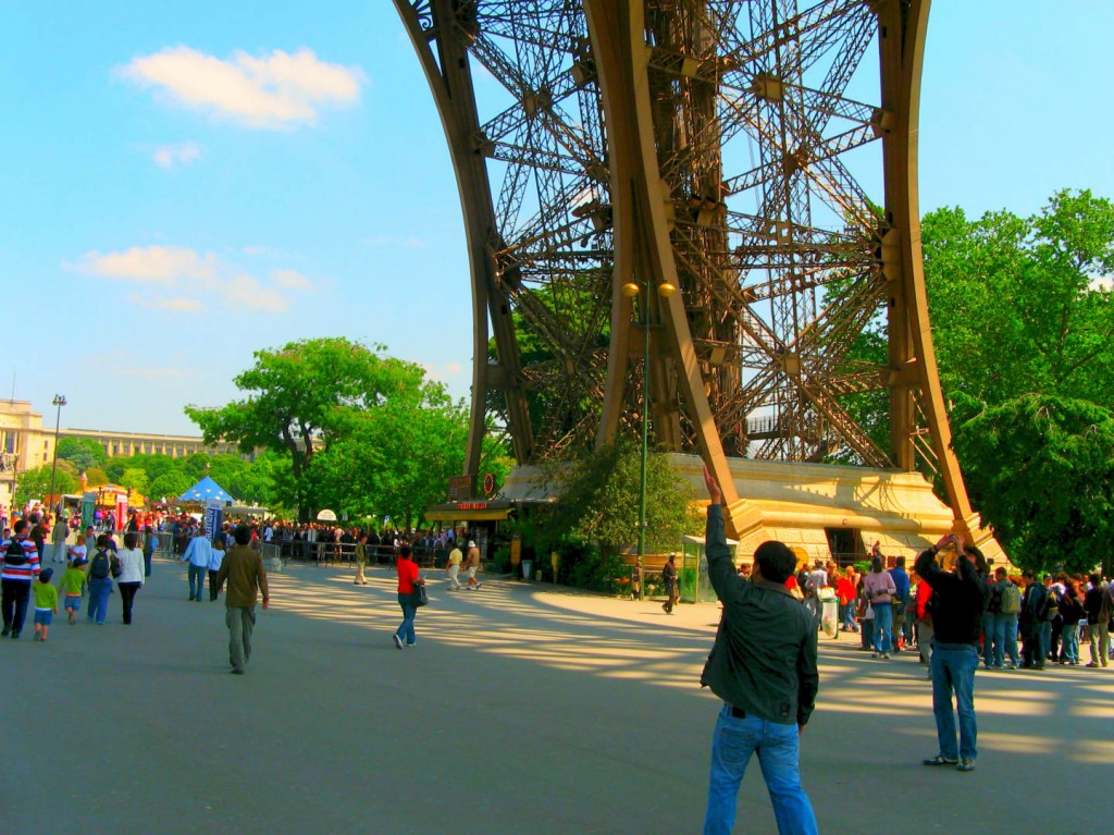 La Tour Eiffel attire chaque année bon nombre de touristes.