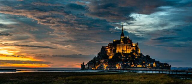 Le Mont-Saint-Michel : une merveille architecturale sur une île