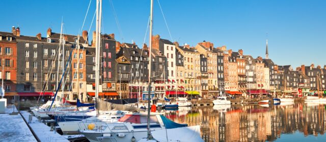 Le charme de Honfleur : un joyau normand au bord de la mer