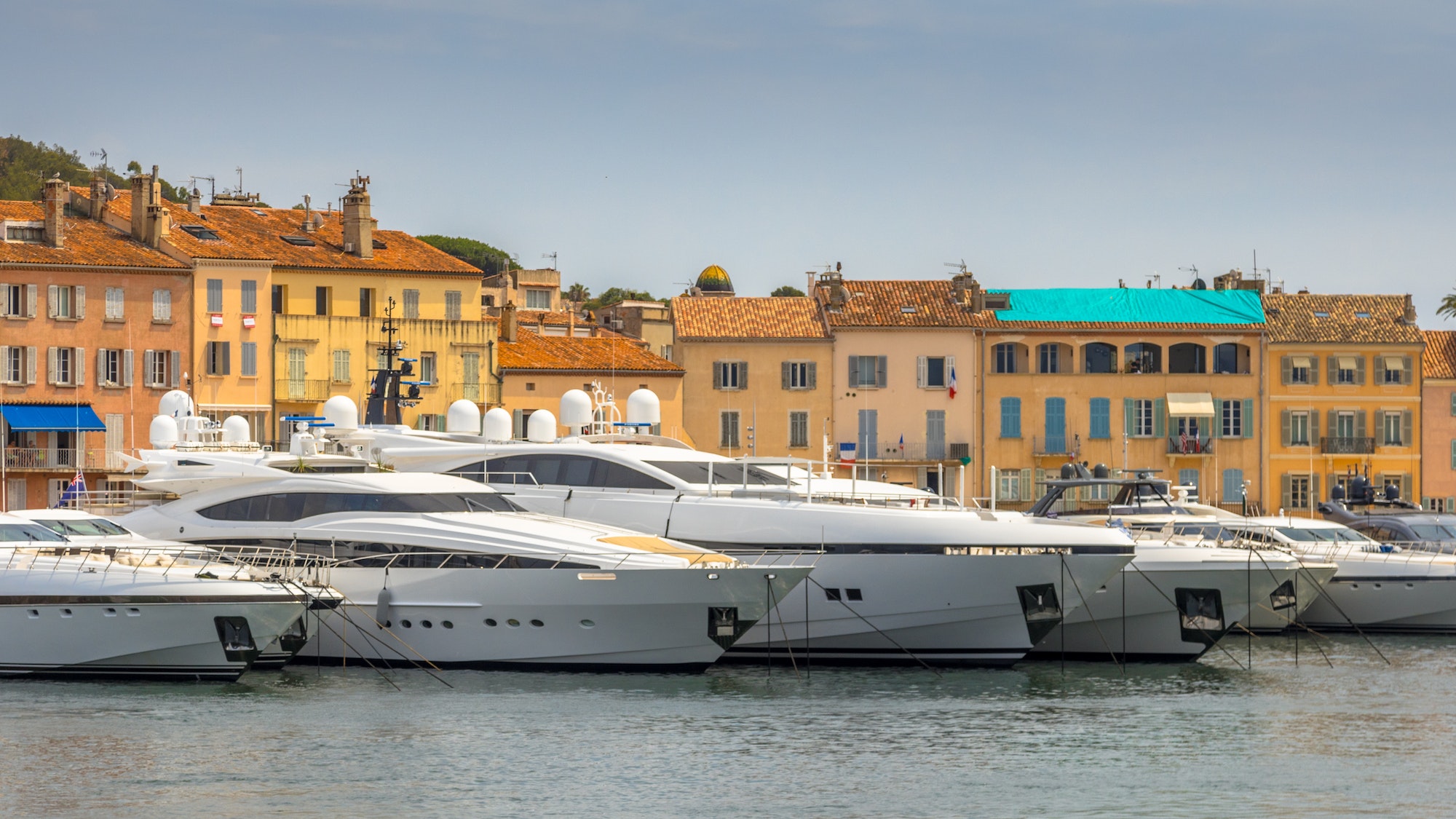 Un aperçu de la vie luxueuse à Saint-Tropez, le joyau de la Côte d’Azur