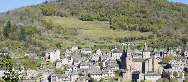Découvrir le charme médiéval de Conques, joyau de l’Aveyron