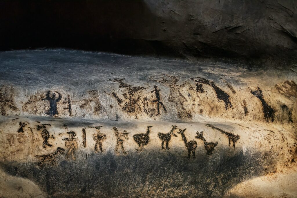 vous-pourrez-découvrir-les-fresques-de-la-grotte-en-visitant-la-reproduction-ouverte-au-public