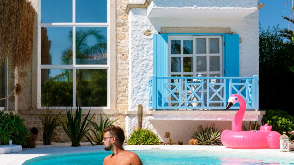 Homme dans sa piscine